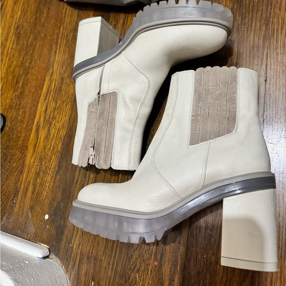 Free People Shoes - Free People tan suede heeled ankle boots with clear sole size 7